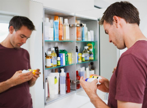 Quali pericoli possono essere in agguato nel vostro armadietto dei medicinali?
