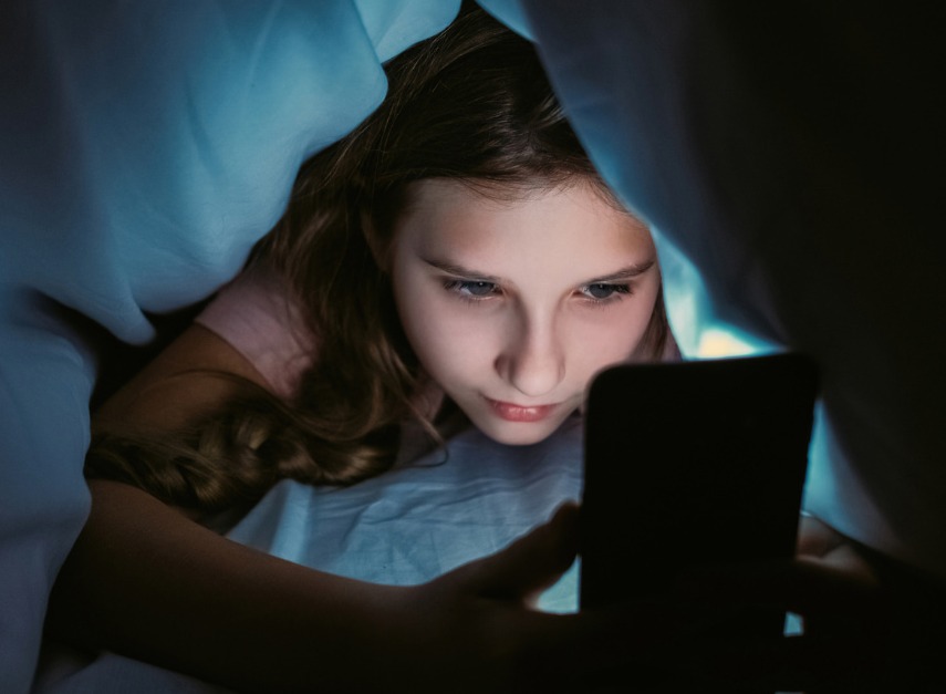 Schermi e sonno: capire l'impatto e adottare buone abitudini per dormire meglio