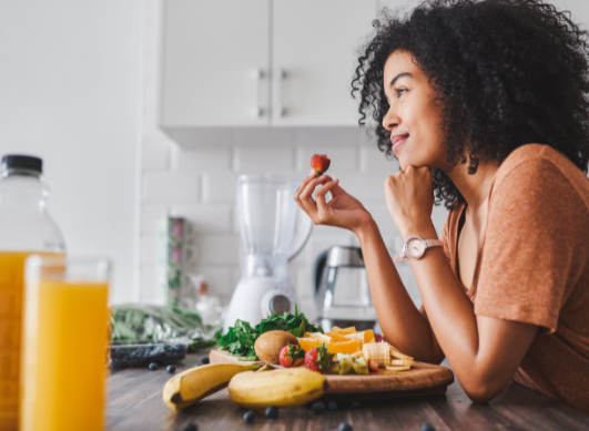 Mangiare in modo intuitivo: ascoltare il proprio corpo può aiutare a migliorare il rapporto con il cibo?